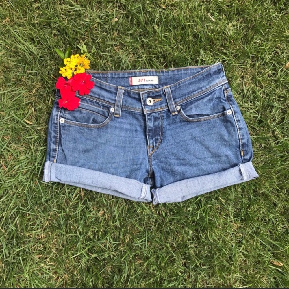 Low rise Levi’s - fit 0-2